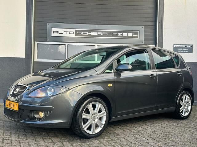 Grijs (metallic) Gebruikt 2008 Seat Altea Style MPV | € 4.285 (Eerlijke prijs) - Afbeelding 1/4