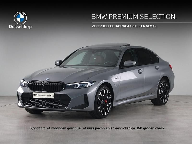 Grijs Occasion 2024 BMW 330e M Sport Sedan | € 49.450 (Eerlijke prijs) - Afbeelding 1/4