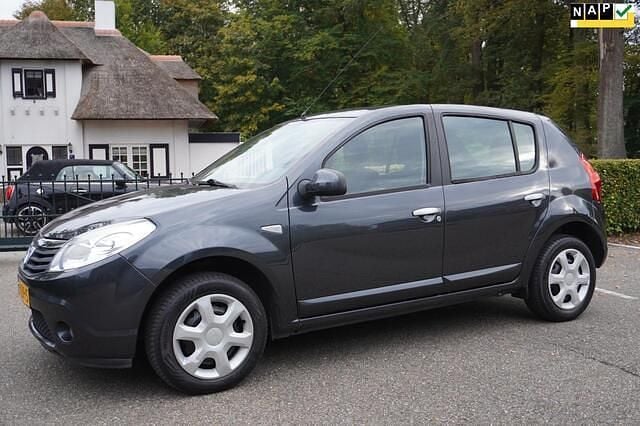 Grijs Gebruikt 2011 Dacia Sandero Lauréate Hatchback | € 2.700 (Eerlijke prijs) - Afbeelding 1/4
