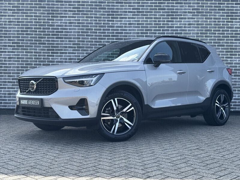Grijs Gebruikt 2023 Volvo XC40 Plus SUV | € 43.399 (Duur) - Afbeelding 1/4