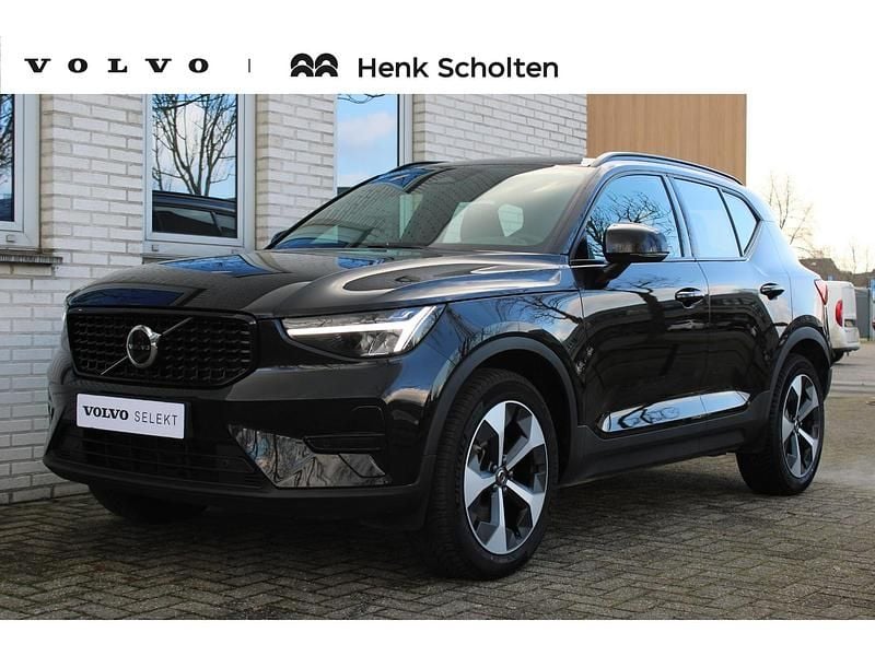 Zwart Occasion 2025 Volvo XC40 Plus SUV | € 43.950 (Eerlijke prijs) - Afbeelding 1/3