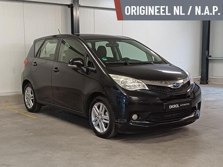 Zwart (metallic) Occasion 2012 Subaru Trezia Hatchback | € 6.950 (Eerlijke prijs) - Afbeelding 1/3