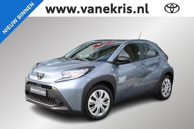 Grijs Gebruikt 2024 Toyota Aygo Play Hatchback | € 17.440 (Eerlijke prijs) - Afbeelding 1/4