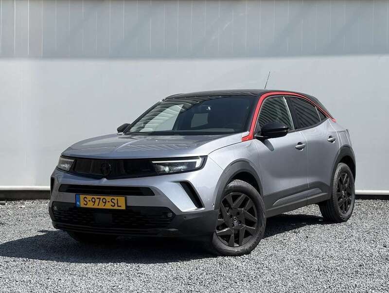 Grijs Gebruikt 2023 Opel Mokka GS Line SUV | € 19.950 (Eerlijke prijs) - Afbeelding 1/4