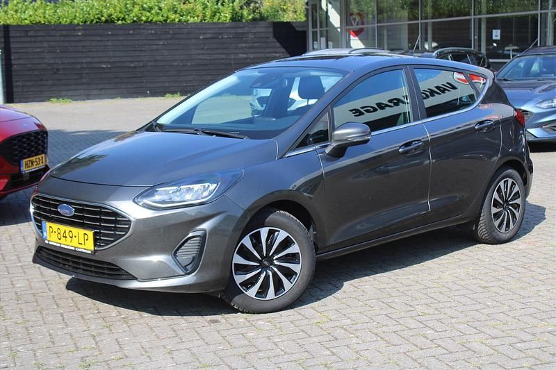 Grijs Gebruikt 2022 Ford Fiesta Titanium Hatchback | € 16.995 (Eerlijke prijs) - Afbeelding 1/4