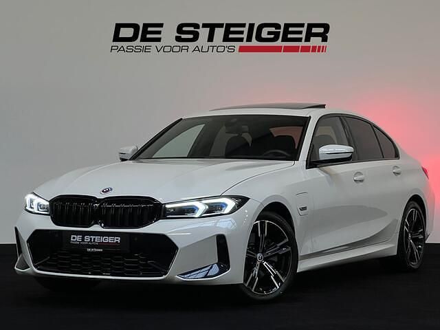 Wit Gebruikt 2024 BMW 330 M Sport Sedan | € 46.950 (Eerlijke prijs) - Afbeelding 1/4