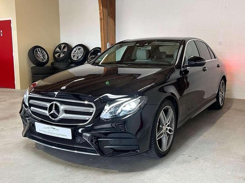 Zwart Gebruikt 2017 Mercedes E220 AMG line Sedan | € 20.995 (Goede deal) - Afbeelding 1/4