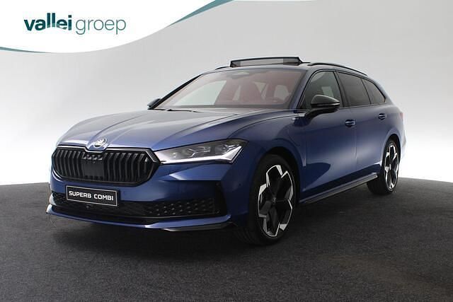 Blauw Nieuw 2025 Skoda Superb Business Line Stationwagen | € 57.900 (Duur) - Afbeelding 1/4