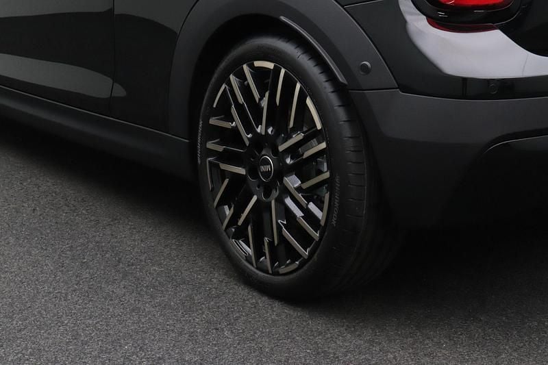 Nieuw Mini Cooper Cabriolet Favoured 165 PK (121 kW) 2025 Zwart Cabriolet