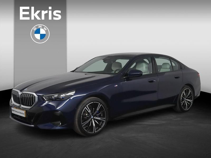 Blauw Gebruikt 2024 BMW 520 M Sport Sedan | € 58.950 - Afbeelding 1/4