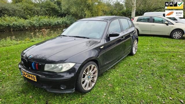 Zwart Gebruikt 2006 BMW 118 Hatchback | € 2.250 (Eerlijke prijs) - Afbeelding 1/4