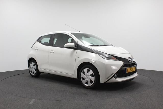 Wit Gebruikt 2016 Toyota Aygo X-play Hatchback | € 6.995 (Eerlijke prijs) - Afbeelding 1/4