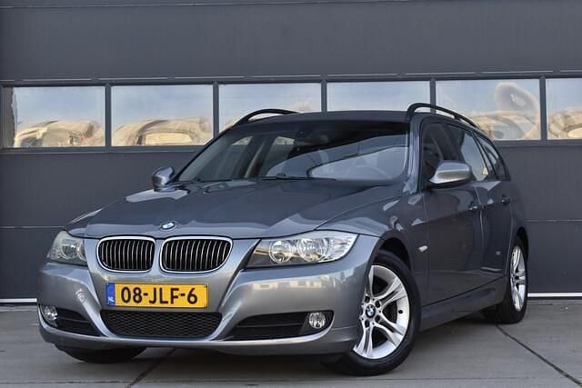 Grijs Gebruikt 2009 BMW 318 Stationwagen | € 3.750 (Eerlijke prijs) - Afbeelding 1/4