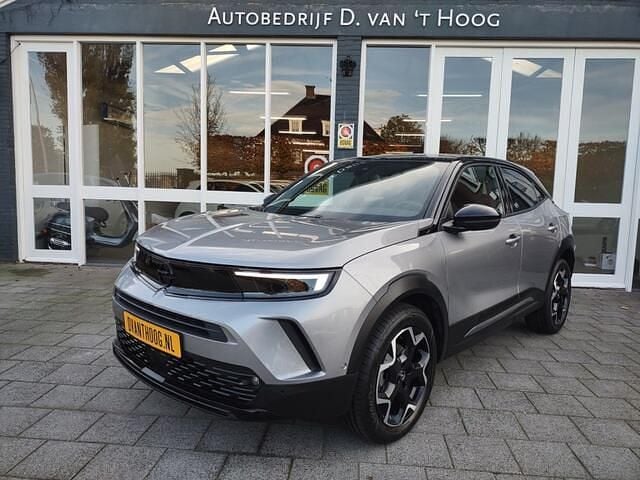 Grijs (metallic) Gebruikt 2023 Opel Mokka GS Line SUV | € 20.950 (Goede deal) - Afbeelding 1/4