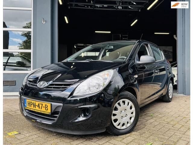 Zwart, metallic lak Occasion 2013 Hyundai i20 Hatchback | € 5.950 (Iets duurder) - Afbeelding 1/4