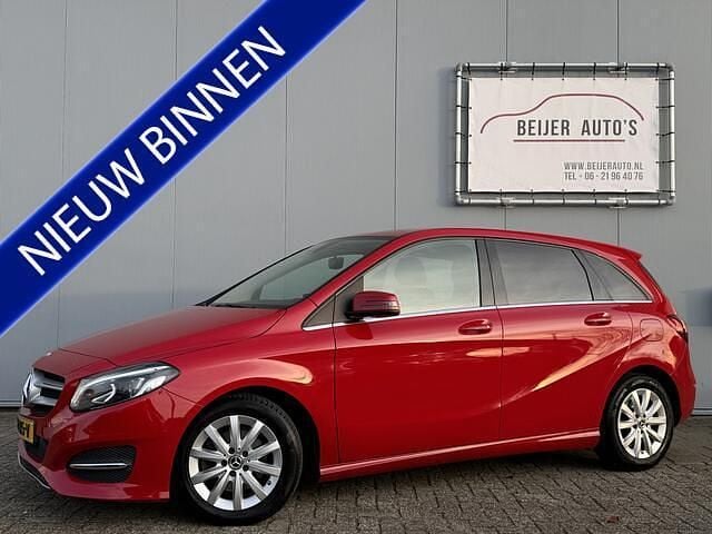 Rood Gebruikt 2017 Mercedes B180 Ambition MPV | € 14.895 (Goede deal) - Afbeelding 1/4