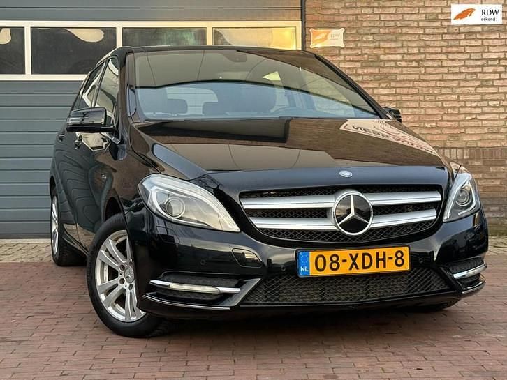 Zwart (metallic) Gebruikt 2012 Mercedes B200 Ambition MPV | € 10.940 (Eerlijke prijs) - Afbeelding 1/4