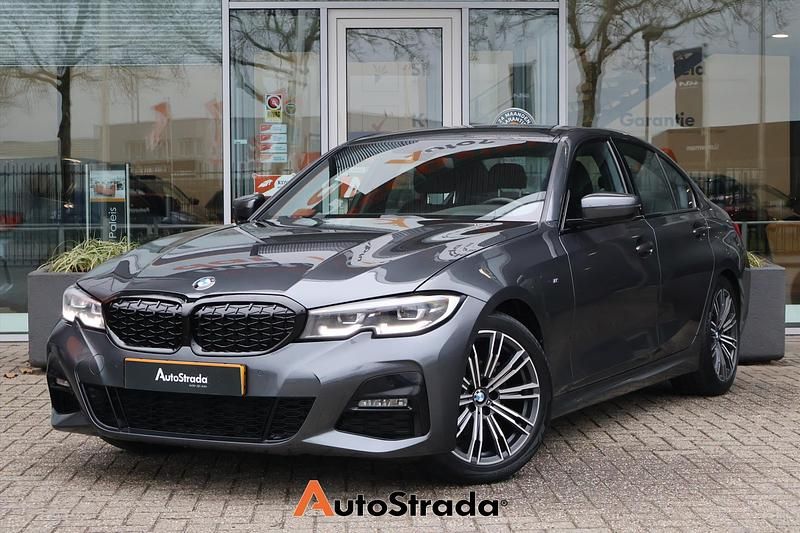 Grijs Gebruikt 2022 BMW 318 M Sport Sedan | € 27.900 (Goede deal) - Afbeelding 1/4