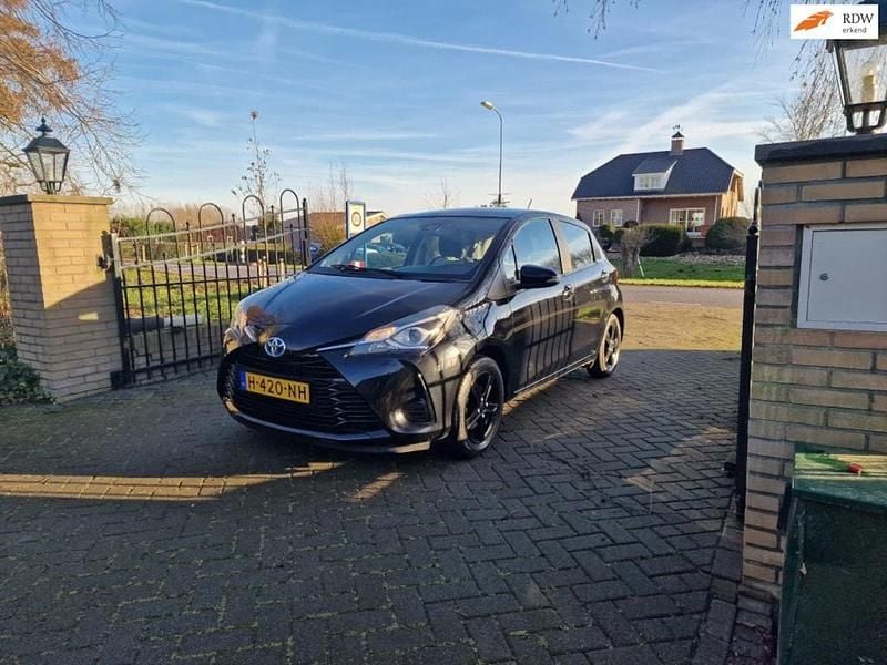 Zwart Occasion 2018 Toyota Yaris Hybrid Active Hatchback | € 13.750 (Super prijs) - Afbeelding 1/4