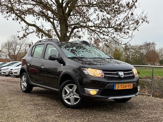 Zwart Gebruikt 2014 Dacia Sandero Lauréate Hatchback | € 4.975 (Eerlijke prijs) - Afbeelding 1/4