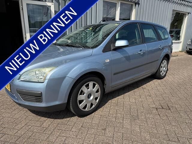 Blauw, metallic lak Gebruikt 2006 Ford Focus Trend Stationwagen | € 850 (Eerlijke prijs) - Afbeelding 1/4