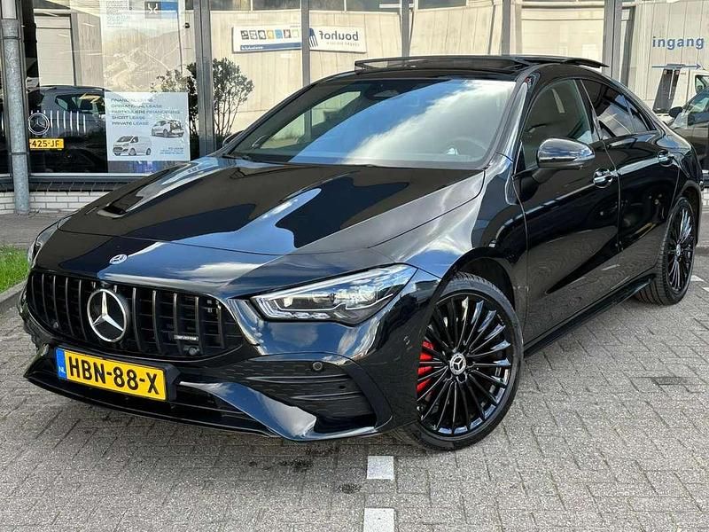 Zwart Gebruikt 2023 Mercedes CLA250e AMG line Sedan | € 45.450 (Eerlijke prijs) - Afbeelding 1/4