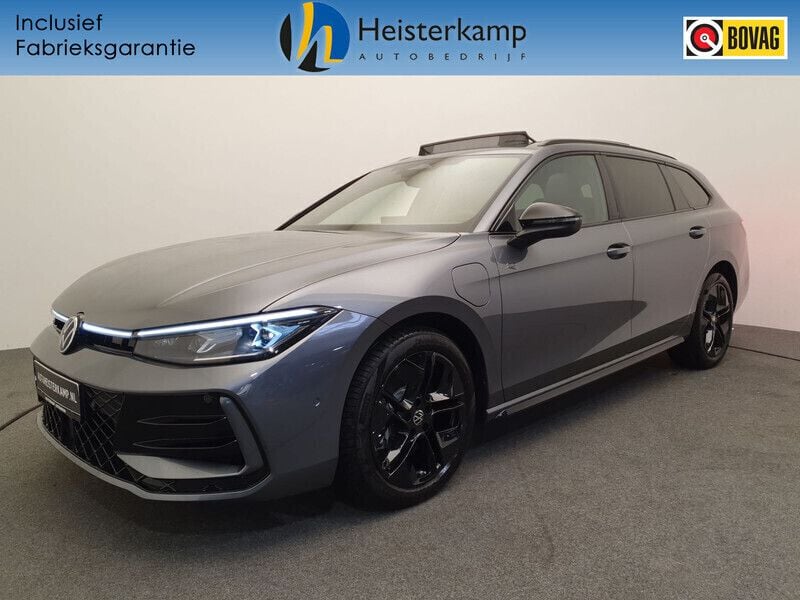 Grijs Nieuw 2025 VW Passat R-line Stationwagen | € 58.950 (Goede deal) - Afbeelding 1/4