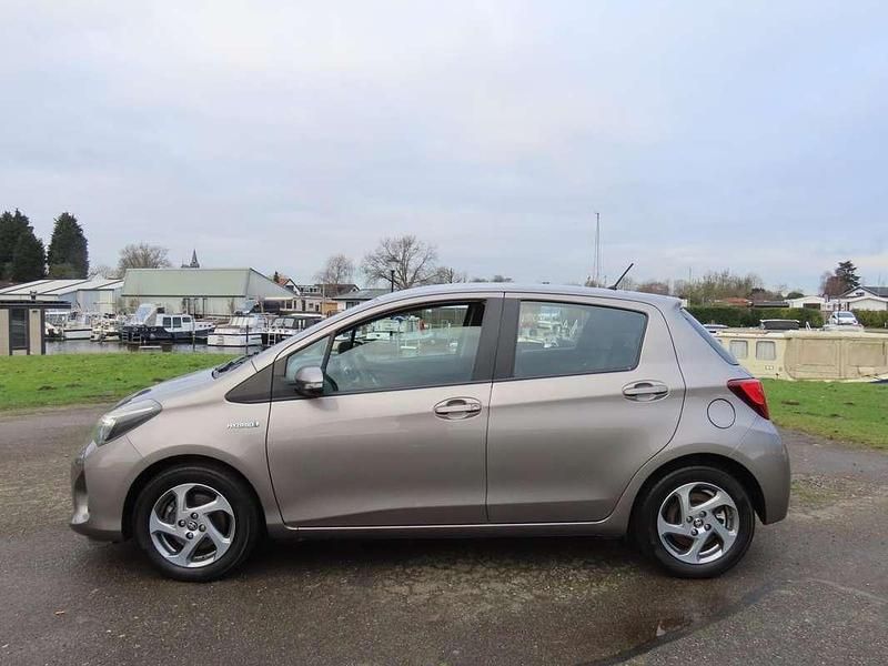 Occasion Toyota Yaris Hybrid 75 PK (55 kW) 2015 Bruin Hatchback