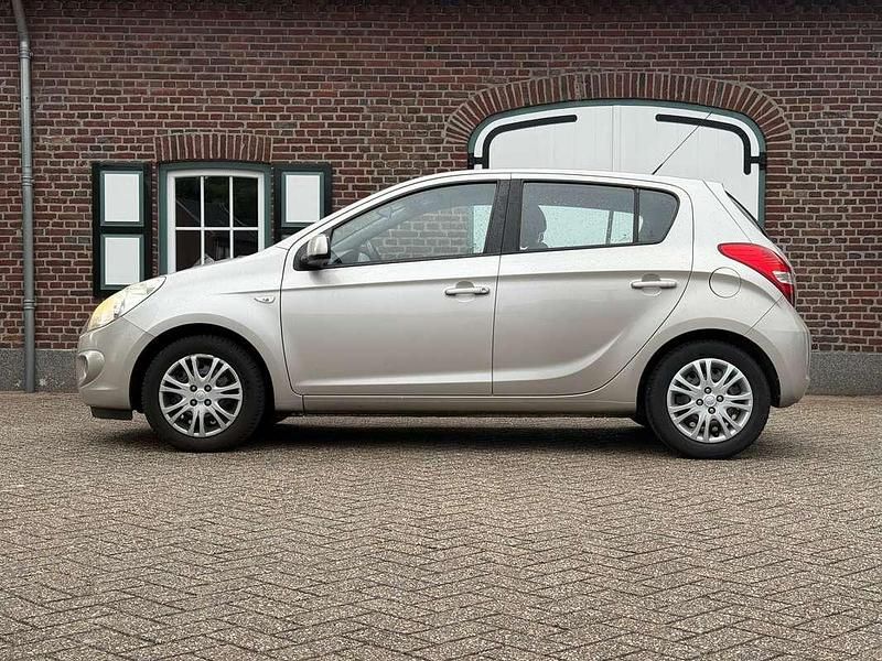 Zilver Gebruikt 2009 Hyundai i20 Dynamiq MPV | € 3.650 - Afbeelding 1/4