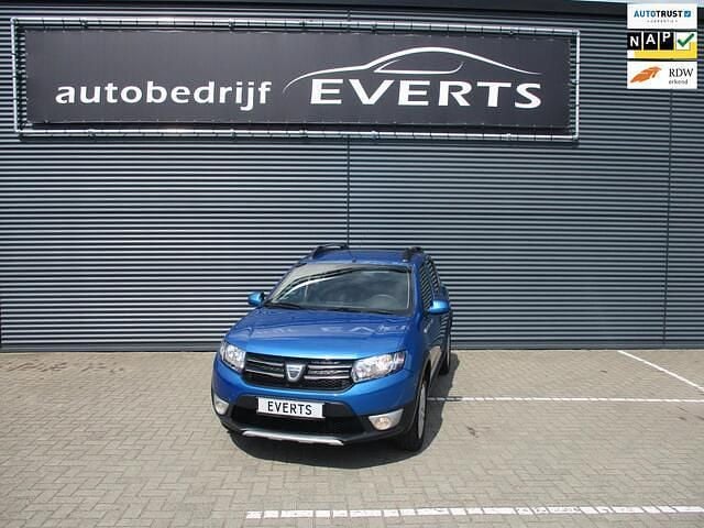 Blauw Gebruikt 2014 Dacia Sandero Lauréate Hatchback | € 6.350 (Eerlijke prijs) - Afbeelding 1/4