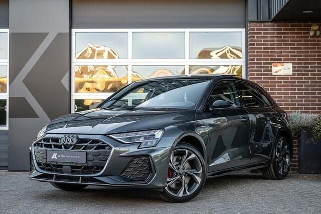 Grijs Nieuw 2025 Audi A3 Sportback S-Line Hatchback | € 48.900 (Super prijs) - Afbeelding 1/4