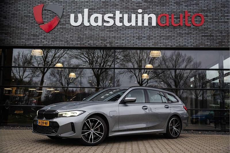 Grijs (metallic) Occasion 2022 BMW 320e M Sport Stationwagen | € 32.950 (Iets duurder) - Afbeelding 1/4