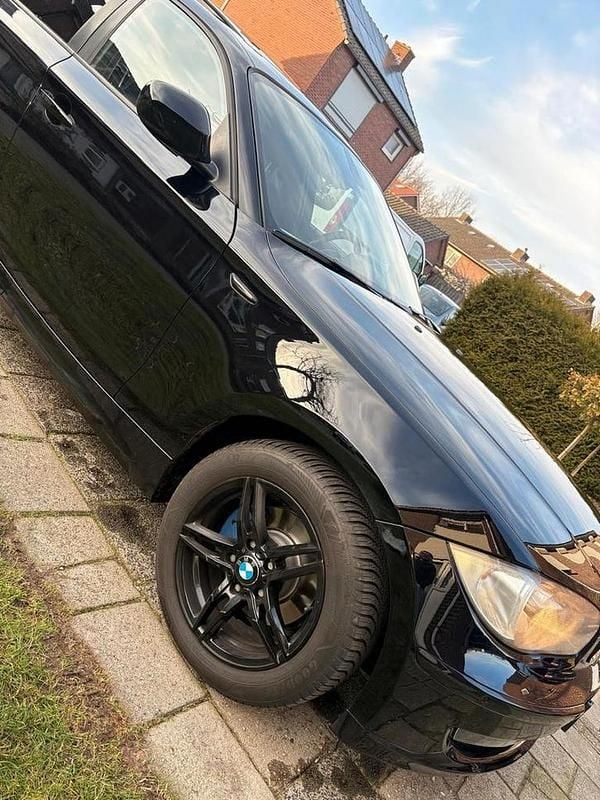 Zwart Occasion 2010 BMW 118 Executive Hatchback | € 8.950 (Eerlijke prijs) - Afbeelding 1/4