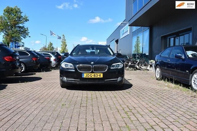 Zwart Gebruikt 2011 BMW 528 Executive Stationwagen | € 14.750 (Goede deal) - Afbeelding 1/4