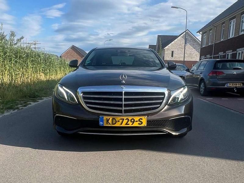 Bruin Gebruikt 2016 Mercedes E200 Ambition Sedan | € 25.000 (Goede deal) - Afbeelding 1/4