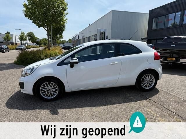 Wit Gebruikt 2012 Kia Rio Hatchback | € 6.789 (Eerlijke prijs) - Afbeelding 1/3
