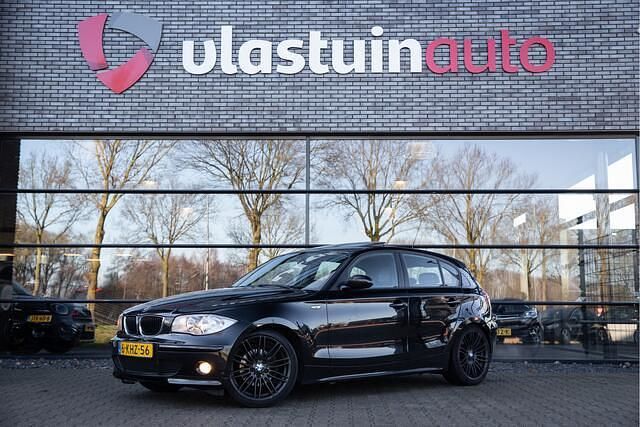 Zwart Occasion 2005 BMW 120 Basis Hatchback | € 3.450 (Eerlijke prijs) - Afbeelding 1/4