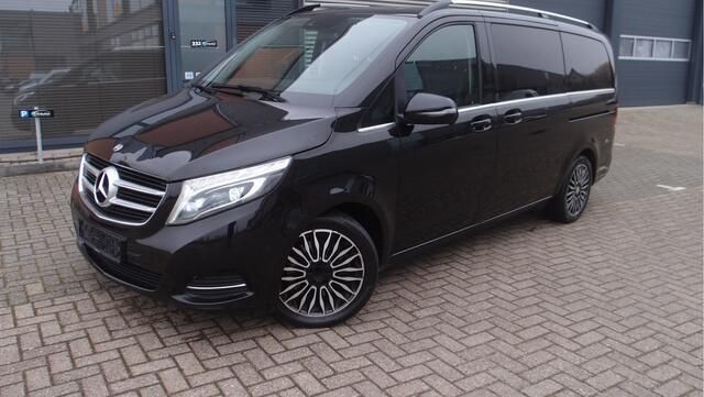 Zwart Gebruikt 2017 Mercedes V220 Exclusive MPV | € 29.950 - Afbeelding 1/4