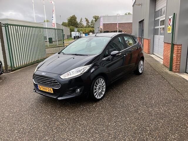 Zwart Gebruikt 2014 Ford Fiesta Titanium Hatchback | € 7.950 (Iets duurder) - Afbeelding 1/4