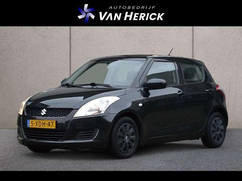 Zwart (metallic) Gebruikt 2014 Suzuki Swift Comfort Hatchback | € 7.745 (Eerlijke prijs) - Afbeelding 1/4
