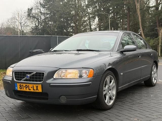 Grijs Occasion 2004 Volvo S60 Summum Sedan | € 2.995 (Eerlijke prijs) - Afbeelding 1/4