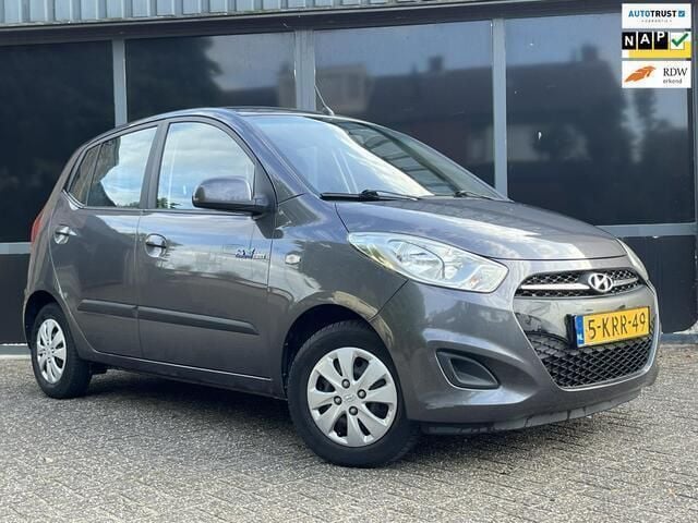 Grijs, metallic lak Gebruikt 2013 Hyundai i10 Hatchback | € 3.350 (Eerlijke prijs) - Afbeelding 1/4