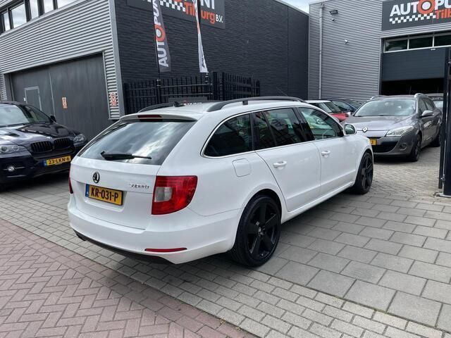 Occasion Skoda Superb Business Line 161 PK (118 kW) 2010 Wit, metallic lak Stationwagen