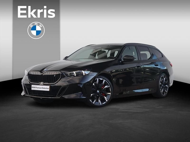 Zwart Nieuw 2025 BMW i5 M Sport Stationwagen | € 99.135 - Afbeelding 1/4
