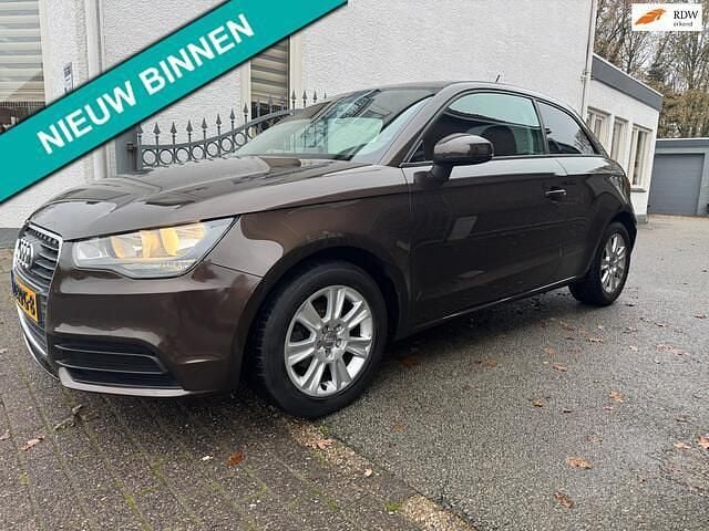 Bruin (metallic) Gebruikt 2011 Audi A1 Attraction Hatchback | € 6.499 (Goede deal) - Afbeelding 1/4
