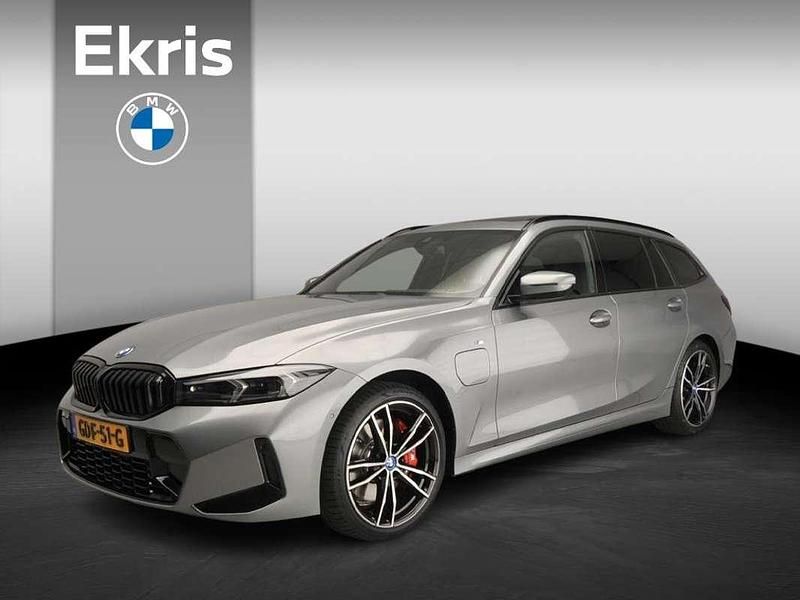 Grijs Gebruikt 2024 BMW 320e M Sport Stationwagen | € 43.900 (Eerlijke prijs) - Afbeelding 1/4