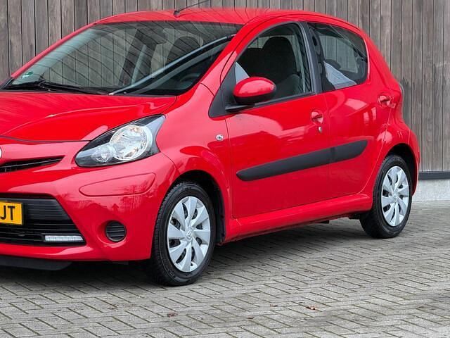 Occasion Toyota Aygo 68 PK (50 kW) 2013 Rood Hatchback