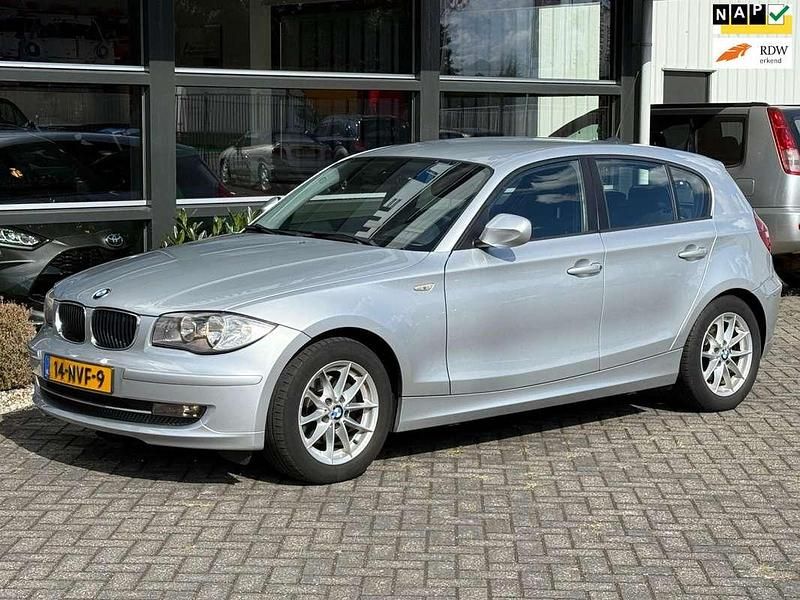 Grijs Gebruikt 2010 BMW 118 Hatchback | € 4.495 (Eerlijke prijs) - Afbeelding 1/4