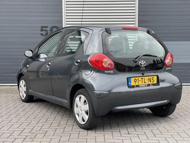Occasion Toyota Aygo 68 PK (50 kW) 2006 Grijs Hatchback