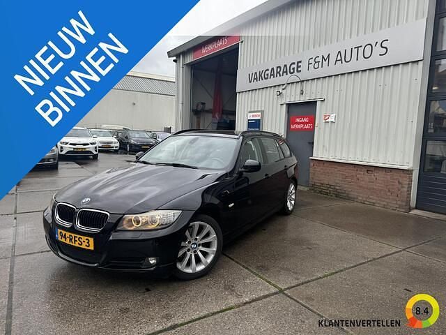 Zwart Occasion 2011 BMW 318 Luxury Line Stationwagen | € 6.950 (Eerlijke prijs) - Afbeelding 1/4